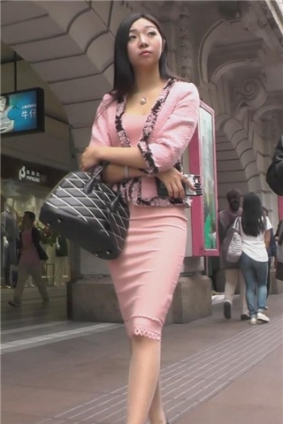 街拍超美颜值小姐姐，粉色包臀裙勾引人 [984 MB]（视频版）