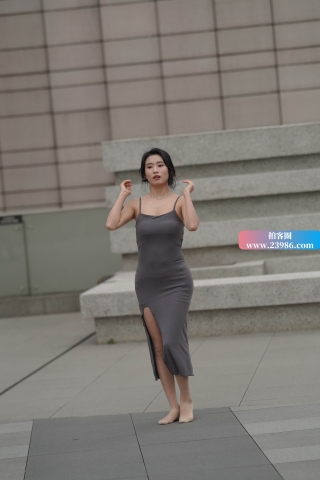 街拍跳舞的灰色群美女