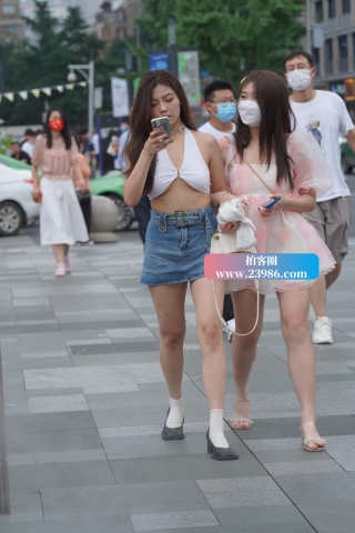 街拍牛仔短裙美眉
