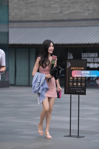 街拍粉色裙凉高美眉
