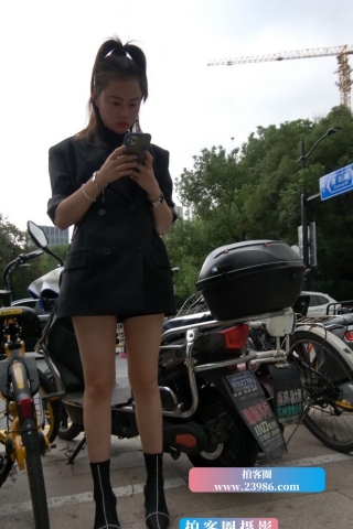 查看完整内容：4K - 街拍西装外套美腿姑娘 [1.63 GB/MP4]（视频版） - 共10张图片