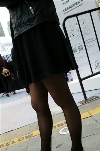 4k超清，气质短裙黑丝长腿美女在街头等密友逛街（视频版）