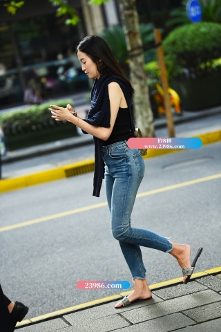 紧身牛仔俏身材