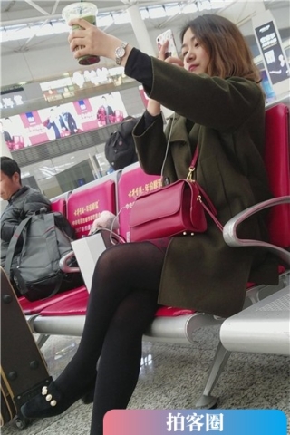 查看完整内容：4k-黑丝美腿小清新美女候车室不忘自拍（视频版） - 共6张图片