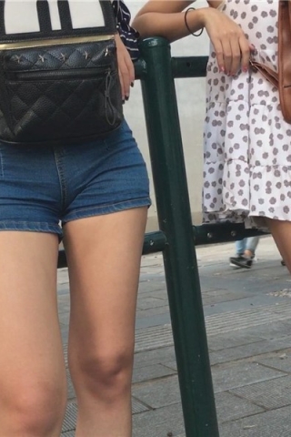 查看完整内容：超长街拍性感牛仔短裤美女姐妹等公交车 [3.43 GB]（视频版） - 共7张图片