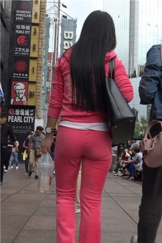 4K - 极度诱惑粉色紧身运动套装街拍气质美臀美女 [813 MB]（视频版）