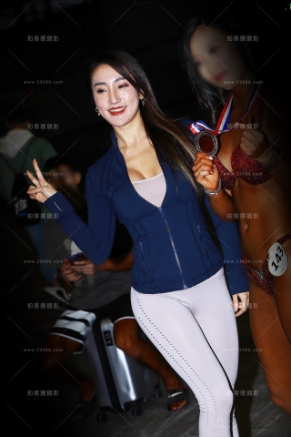 查看完整内容：蓝衣浅色紧身运动裤美女 - 共24张图片