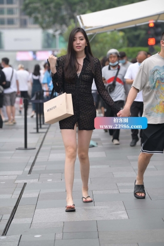 街拍包臀裙人字拖美眉