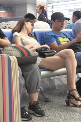 查看完整内容：街拍美足凉高跟美腿姐姐 [376 MB/WMV] （视频版） - 共10张图片