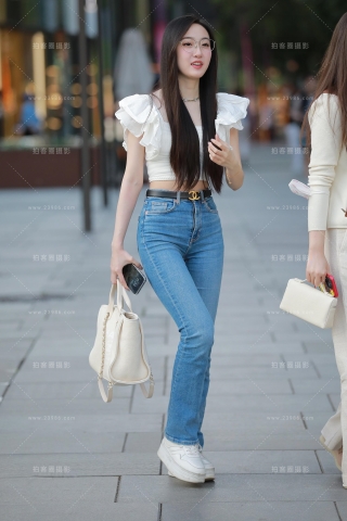 【玻璃街拍】牛仔裤清纯学妹