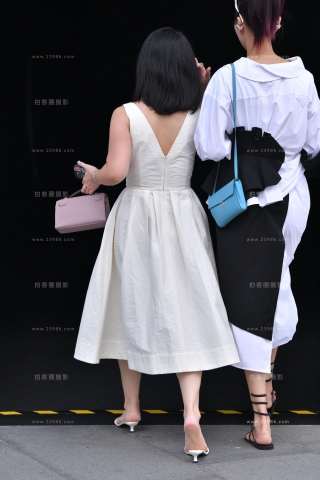 查看完整内容：白色裙美zu - 共19张图片