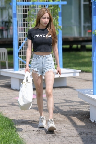 蓝色牛仔热裤女孩 （城市版）