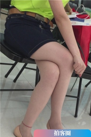 包臀牛仔裙肉丝丝袜美女拥有一双逆天的美腿（视频版）