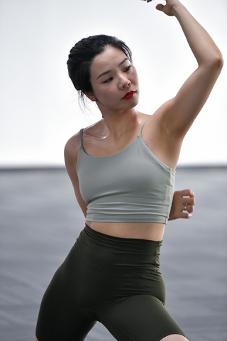 ★热汗扭转舒展瑜伽美女（城市版）