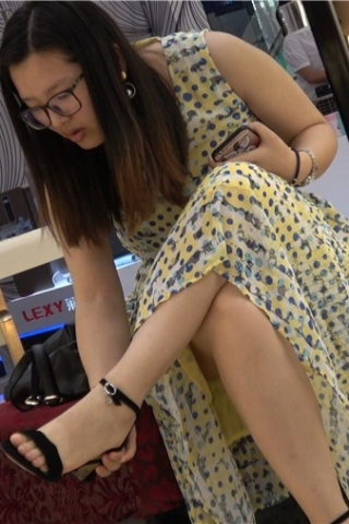 4k-米黄色斑点连衣裙美女鞋柜试鞋街拍美足 （视频版）