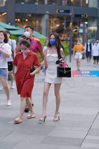 街拍蓝色口罩长腿女神