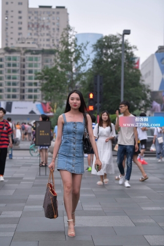 街拍吊带牛仔裙凉高美女