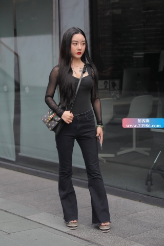 街拍黑衣长裤美女