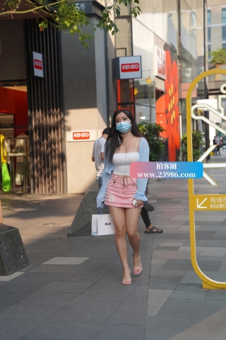 街拍短裙大长腿姐姐