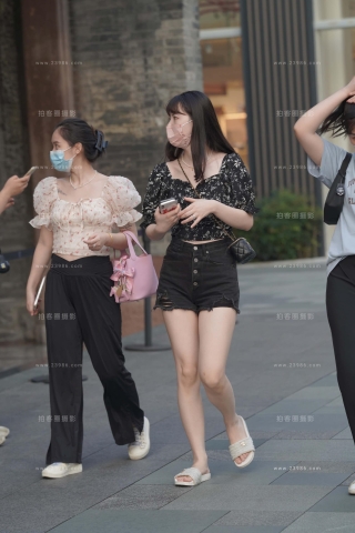 街拍黑色热裤小清新美眉