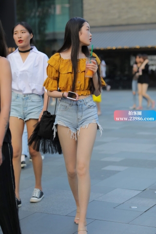 街拍长发热裤妹子