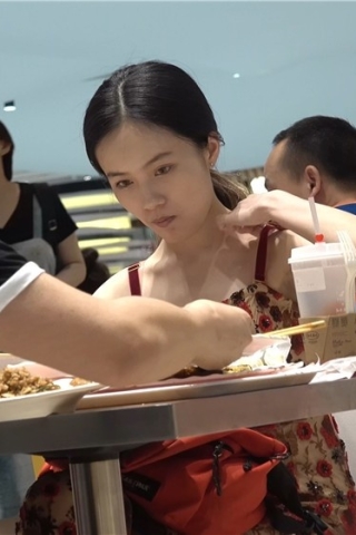 用餐，花色吊带连衣裙（视频版）