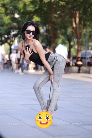 灰色紧身牛仔裤美眉