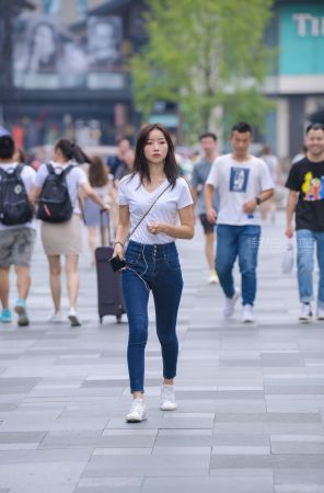 查看完整内容：街拍听歌的牛仔女孩 - 共18张图片