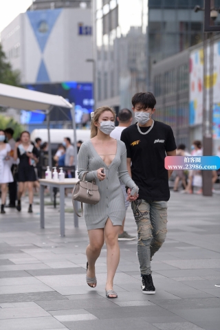 街拍别人家的气质短裙女友