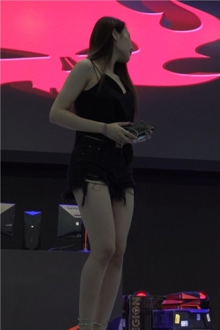 查看完整内容：4K - 特写美腿showgirl少女的每一寸肌肤 [864 MB]（视频版） - 共6张图片