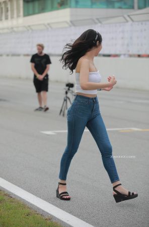 查看完整内容：白色抹胸小姐姐 - 共16张图片