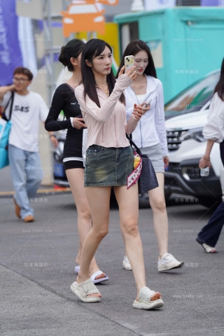 白皙美腿小姐姐