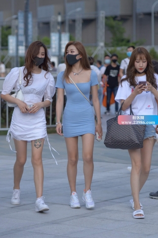 街拍紧身的蓝色包臀裙美女