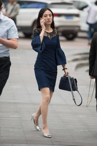 街拍打电话的丝袜美女