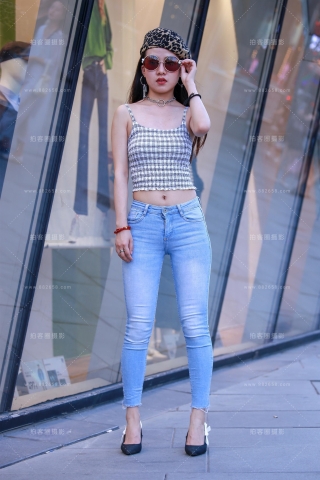浅蓝紧身裤小姐姐