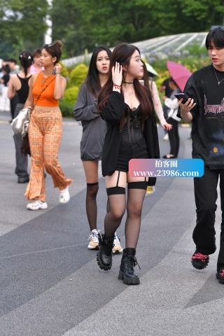 街拍长筒s袜姐妹