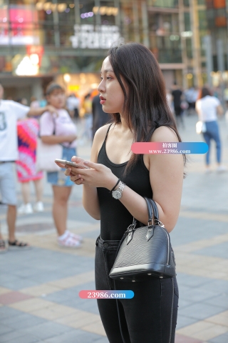 【视觉冲击赛贴】黄昏后-露背紧牛少妇