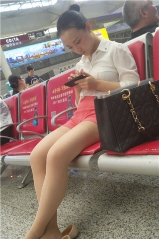 查看完整内容：4k超清，候车室大秀丝袜美腿的粉热裤女孩（视频版） - 共10张图片