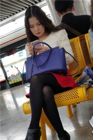 查看完整内容：4k-黑丝美腿性感熟女（视频版） - 共8张图片