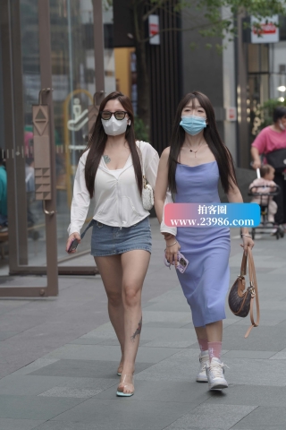 街拍长腿美女姐妹