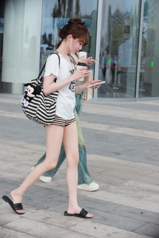 条纹热裤可爱小姐姐