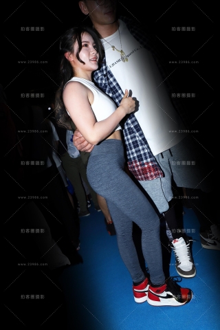 白衣深色运动裤女孩