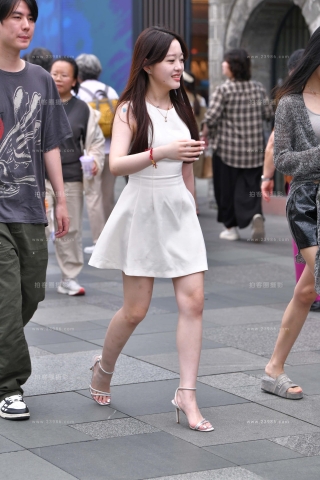 街拍气质白裙凉高小仙女