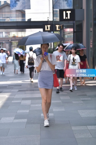 打伞的短裙妹子
