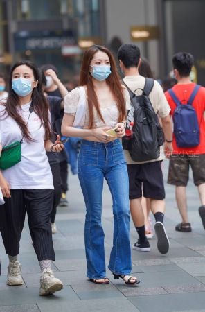 查看完整内容：牛仔长裤美眉 - 共19张图片