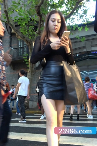 查看完整内容：4K - 黑色系皮短裙街拍美女 [2.25 GB/MP4]（视频版） - 共10张图片
