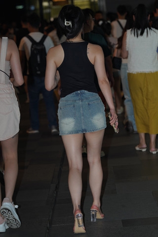 夜拍美腿牛仔短裙美眉