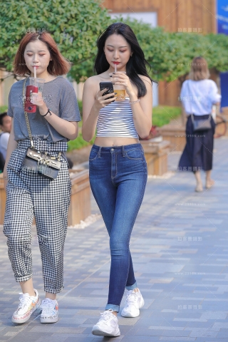 【视觉冲击赛贴】好身材，翘臀紧牛小姐姐