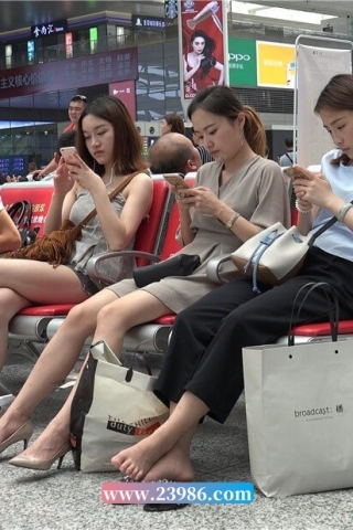 查看完整内容：4K - 三个美女一字排开 [4.41 GB/MP4]（视频版） - 共8张图片