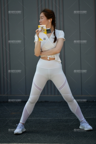 ★白色紧身裤美女